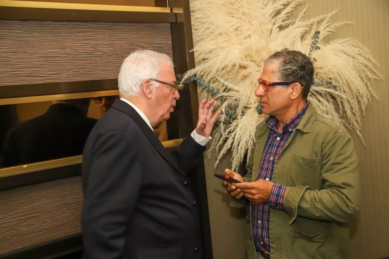 Dr. Mariano Fernández entrevistado por nuestro periodista Pedro Ángel.