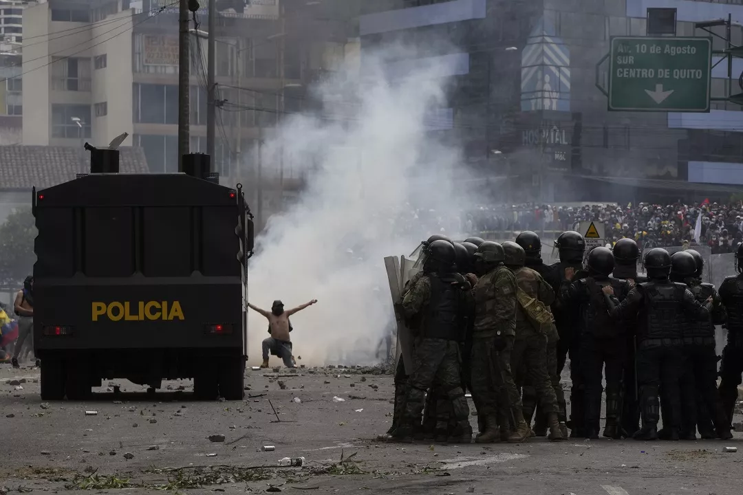 Dieciocho vehículos calcinados en incendio de una base de Policía de Ecuador