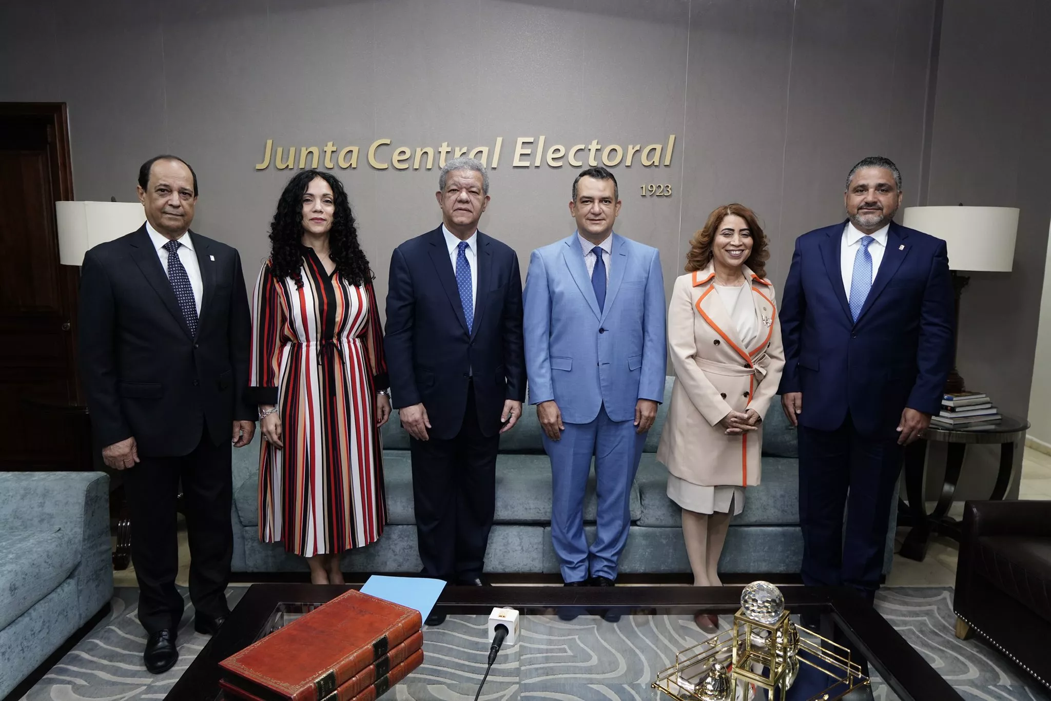 Leonel Fernández deposita ante la JCE el padrón de la Fuerza del Pueblo