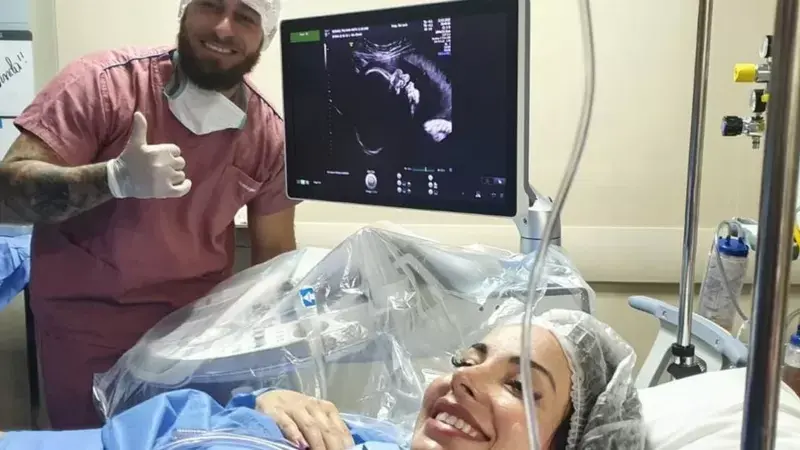 La extraordinaria operación con la que unos médicos quemaron el tumor de un bebé en el útero para salvarle la vida