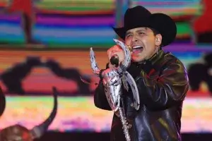 Christian Nodal rompió en llanto en pleno concierto: “No soy un buen ejemplo de ser humano”