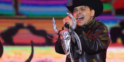 Christian Nodal rompió en llanto en pleno concierto: “No soy un buen ejemplo de ser humano”