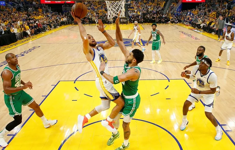 Los Warriors ganan a los Celtics y empatan las Finales de la NBA