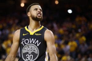 Con 43 puntos de Curry los Warriors empatan las  Finales