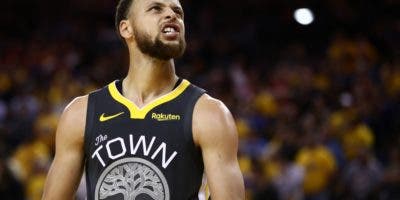 Con 43 puntos de Curry los Warriors empatan las  Finales