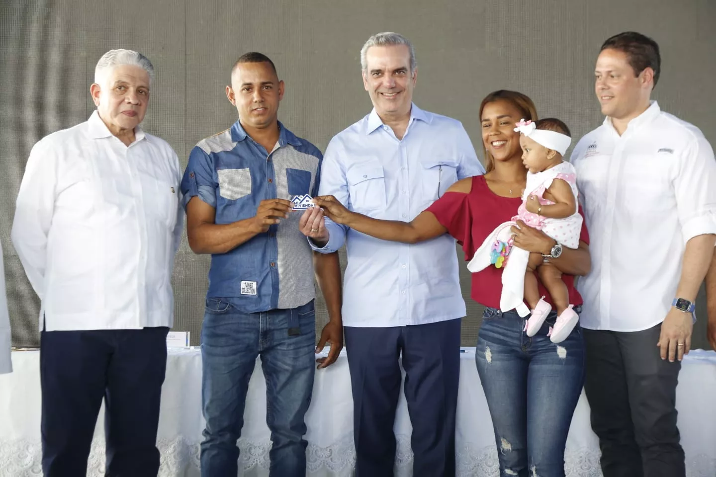 Abinader entrega apartamentos a 60 familias en Los Salados, Santiago