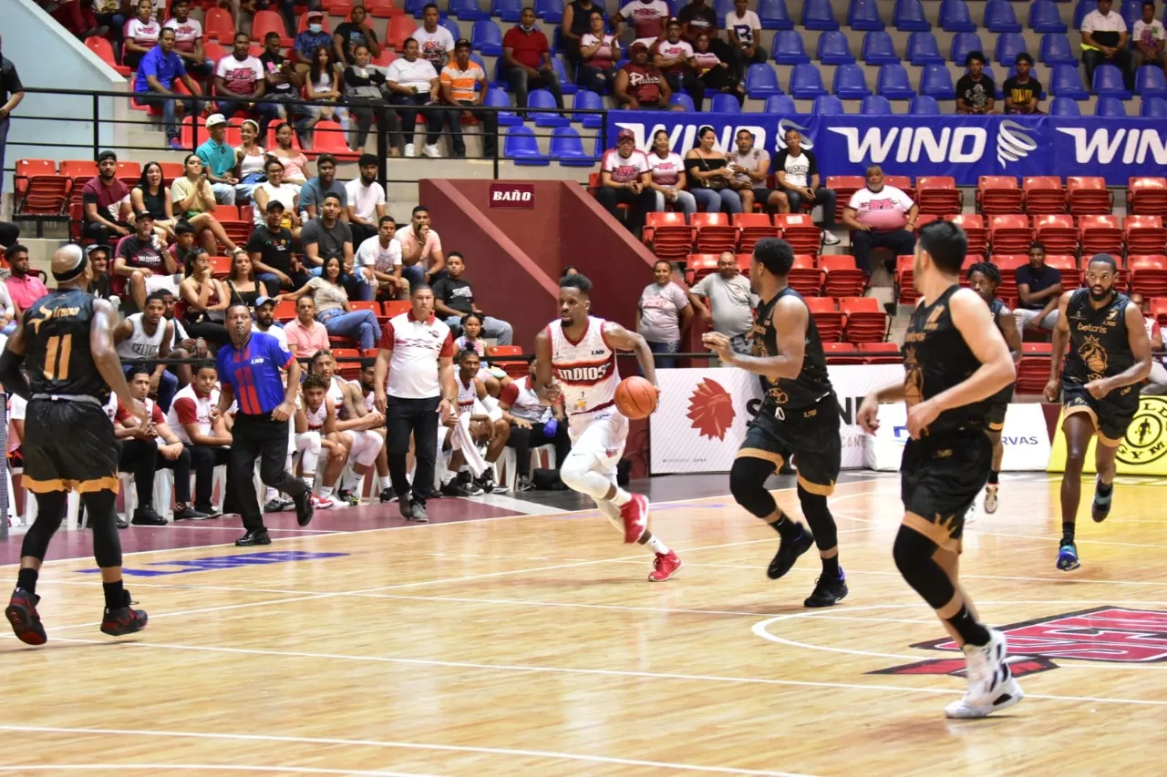 Los Indios pasean a los punteros Leones en la LNB