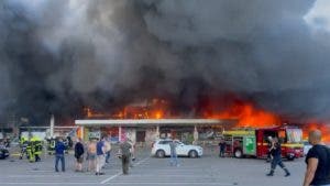 Al menos diez muertos en ataque ruso contra centro comercial en Ucrania