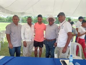 Medallista olímpico Luguelín Santos respalda eliminatorias regionales de atletismo escolar