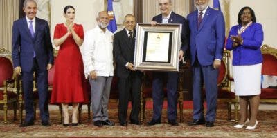 Presidente Abinader y ministro Fulcar entregan Medalla a la Excelencia Magisterial a 5 maestros