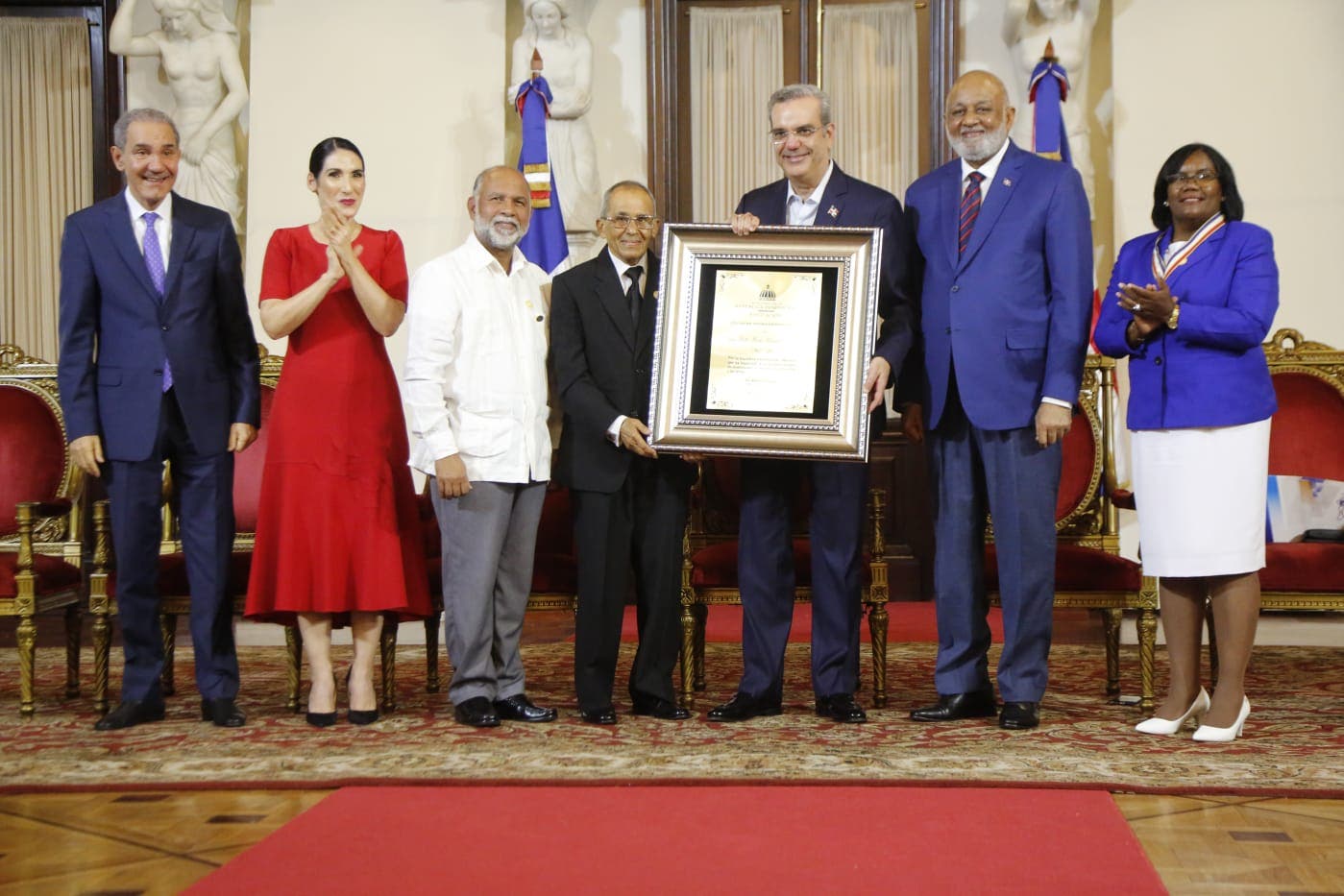Presidente Abinader y ministro Fulcar entregan Medalla a la Excelencia Magisterial a 5 maestros