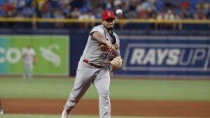 Yadier Molina sube a la lomita como pitcher y logra el primer ponche de su carrera