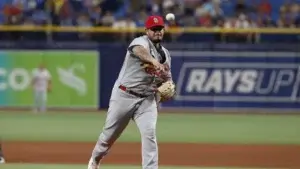 Yadier Molina sube a la lomita como pitcher y logra el primer ponche de su carrera