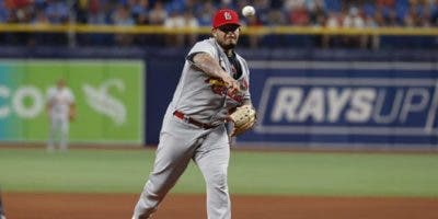 Yadier Molina sube a la lomita como pitcher y logra el primer ponche de su carrera