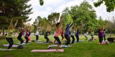Yoga baja niveles de tensión y violencia