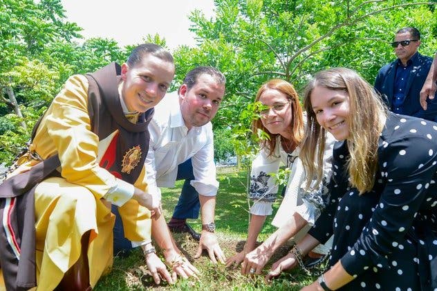 Medio Ambiente ofrece misa y siembra árboles en memoria de Orlando