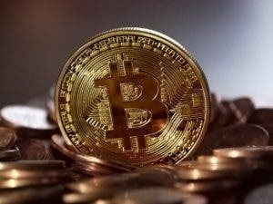 El bitcoin marca un máximo histórico, por encima de 69.000 dólares, y luego se desinfla