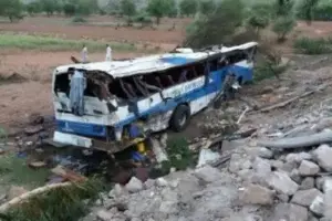 Mueren 18 personas en accidente de autobús en Pakistán