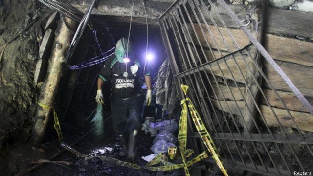Hallan un cuerpo de los 14 atrapados en una mina del noreste de Colombia