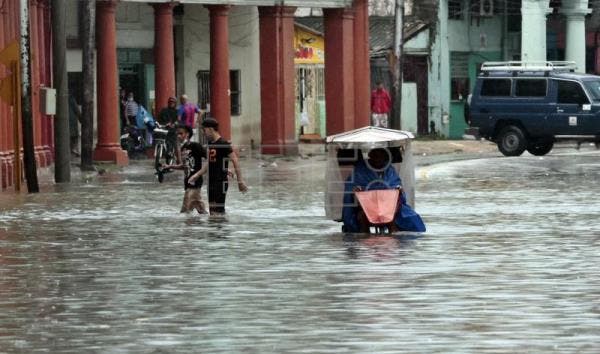 Dos muertos, miles de evacuados y apagones por fuertes lluvias en La Habana