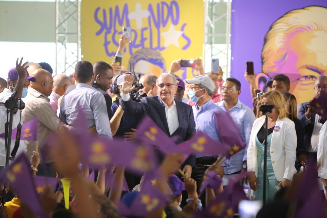 «Solo el PLD garantiza un gobierno sin distinguir entre popis y wawawa», dice Danilo Medina