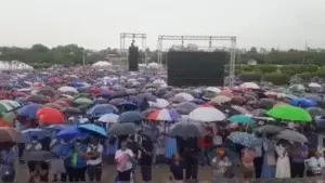 Cientos de feligreses católicos desafían el clima y se congregan para celebrar Corpus Christis