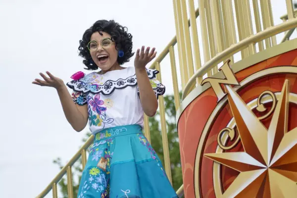 La protagonista de "Encanto" se une a los desfiles del parque Magic Kingdom