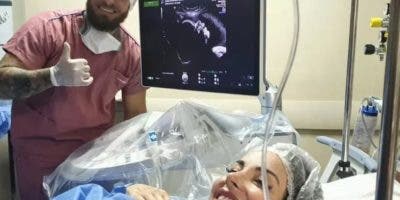 La extraordinaria operación con la que médicos quemaron tumor de bebé en útero para salvarlo