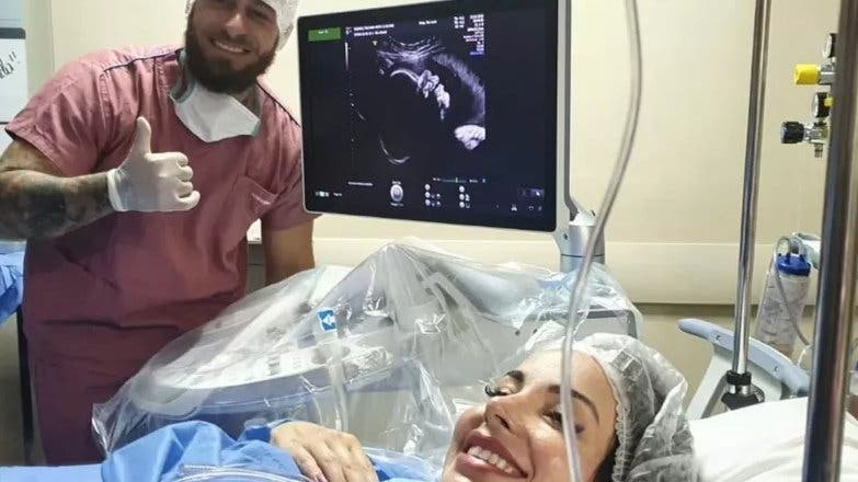 La extraordinaria operación con la que médicos quemaron tumor de bebé en útero para salvarlo