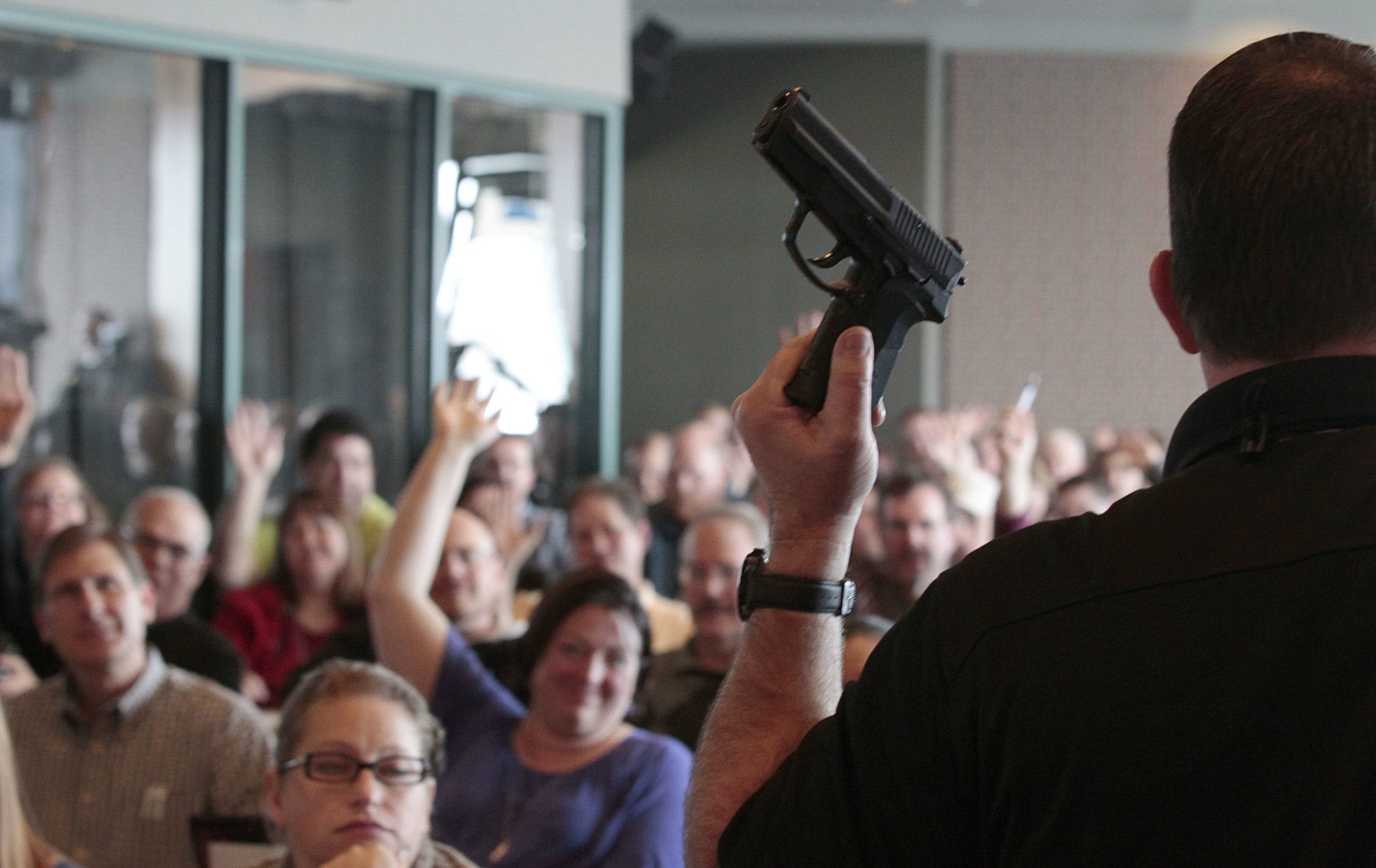 Ohio permitirá a maestros llevar armas a las escuelas