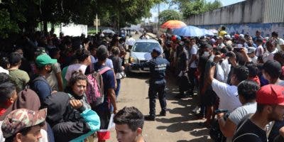 Miles de migrantes protestan en sur de México