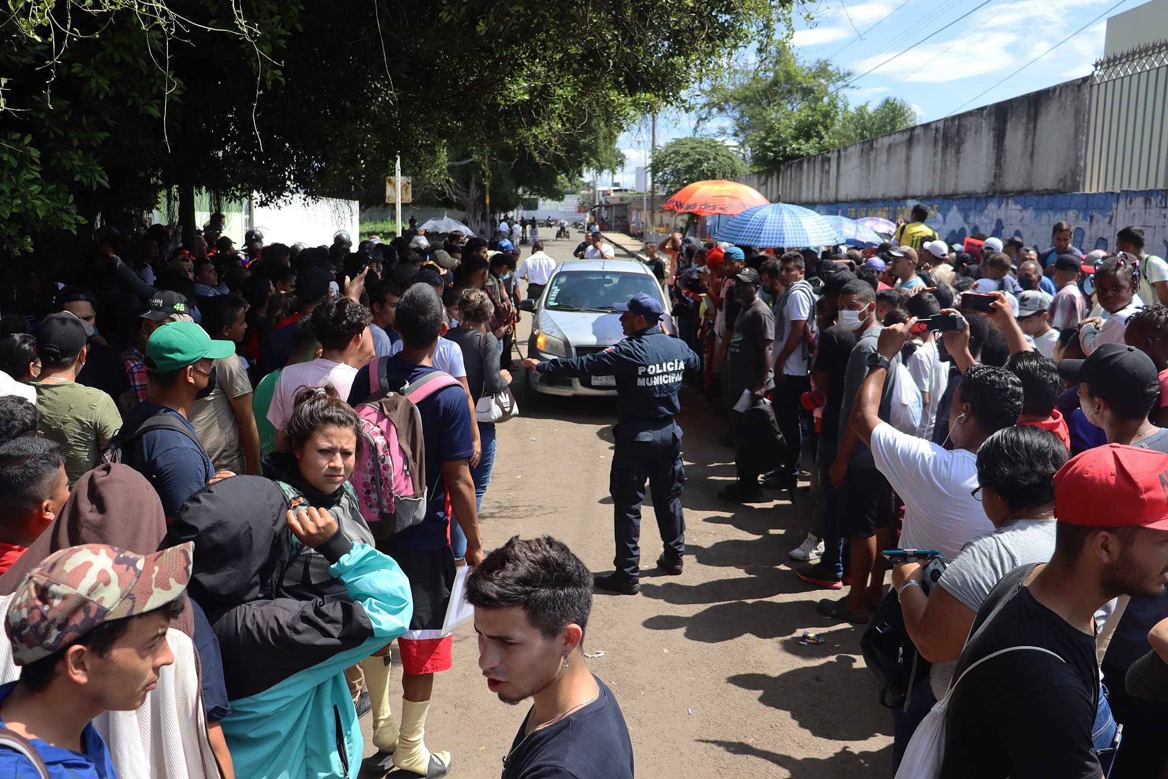 Miles de migrantes protestan en sur de México