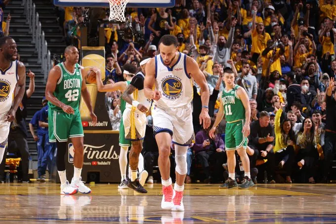 Los Warriors ganan el segundo partido e igualan las Finales ante los Celtics