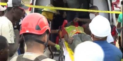 Rescatan con vida a tres obreros sepultados en derrumbe de tierra en construcción en Santiago