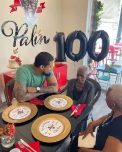 A ritmo de «Los Compadres» abuela de Lápiz Conciente celebra sus 100 años