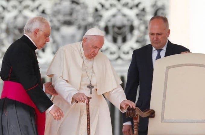 El papa se mueve ya sin la silla de ruedas y con la ayuda de un bastón