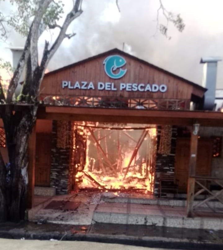 Incendio afecta al restaurant Lumaka en Boca Chica