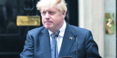Johnson interrumpe vacaciones en RD para intentar resurrección política en Inglaterra