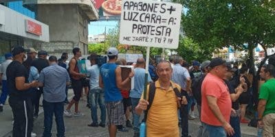 Grupo protesta en Edes por alzas de la tarifa eléctrica