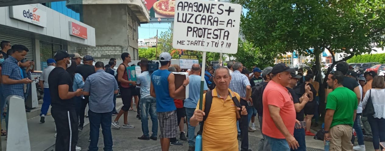 Grupo protesta en Edes por alzas de la tarifa eléctrica