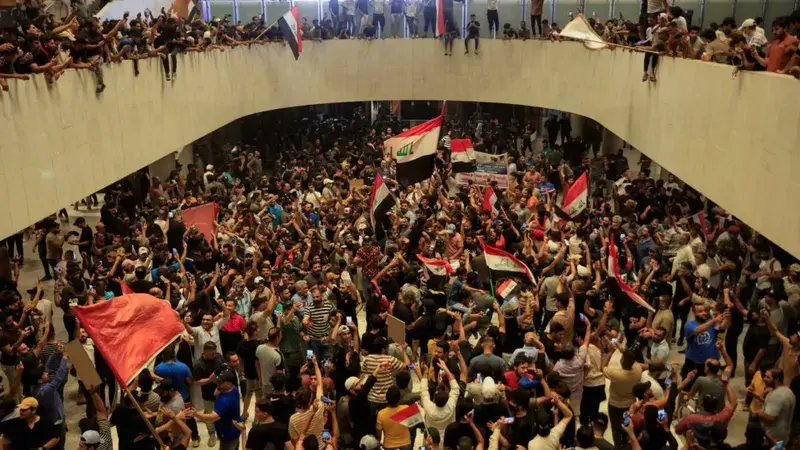 Irak: una multitud de manifestantes asalta el Parlamento del país árabe