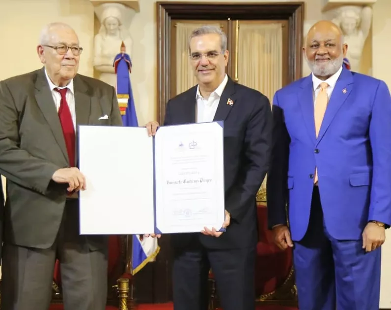 Bonaparte Gautreaux recibe premio