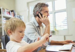 Uso de celular y exceso de trabajo, barreras en relación padre e hijo