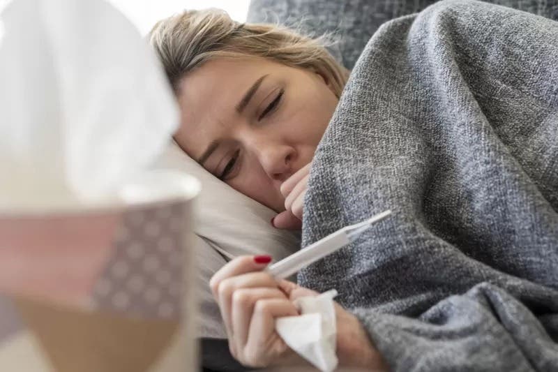 En qué se diferencia el covid de una gripe fuerte (a pesar de que los síntomas se parecen cada vez más)