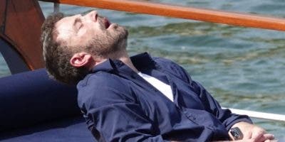 Se filtran fotos de Ben Affleck dormido durante luna de miel y llueven los memes