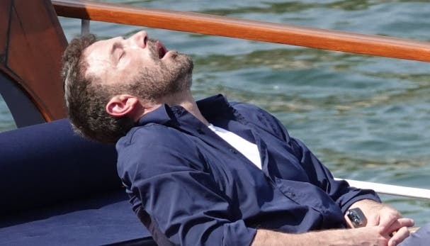 Se filtran fotos de Ben Affleck dormido durante luna de miel y llueven los memes