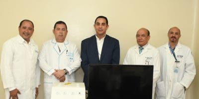 Fundación urólogo Pablo Mateo dona equipo a hospital