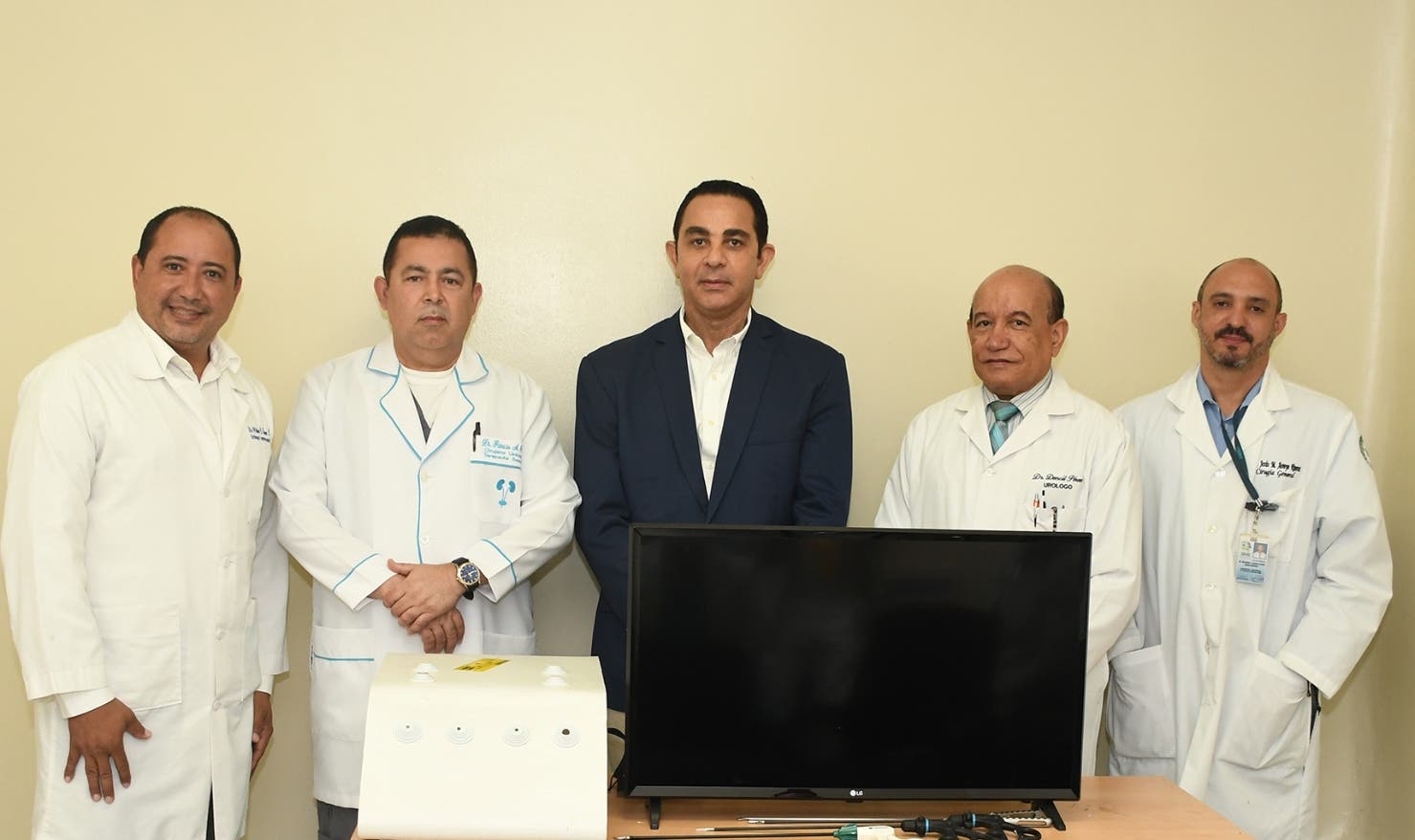 Fundación urólogo Pablo Mateo dona equipo a hospital
