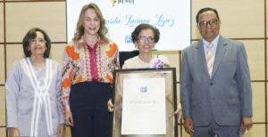 Margarita Luciano recibe Premio de Literatura