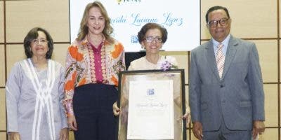 Margarita Luciano recibe Premio de Literatura